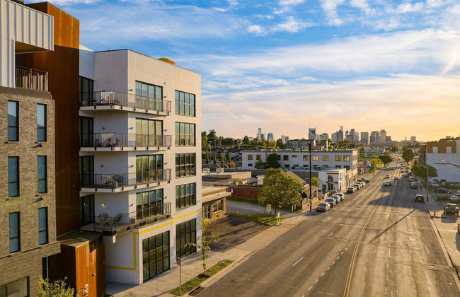 The Carter 202 by Avantstay 1BR Balcony - Photo 28