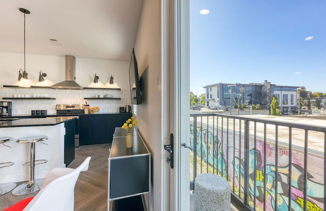 The Carter 202 by Avantstay 1BR Balcony - Photo 4