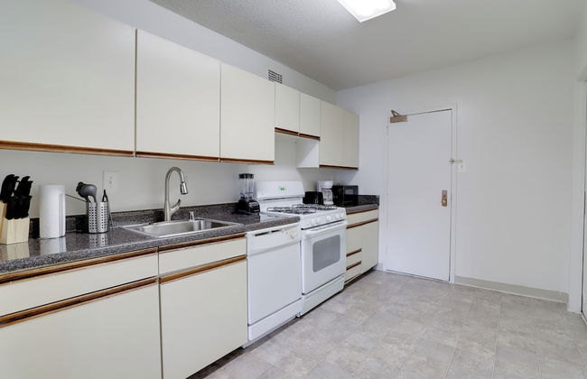 Prime Crystal City Apartments - Foto 50