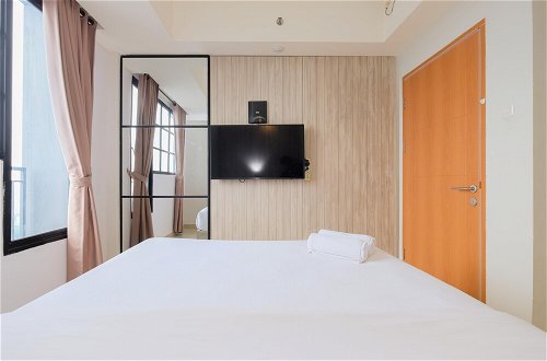 Photo 9 - Minimalist 1Br With Extra Room At Evenciio Margonda Apartment