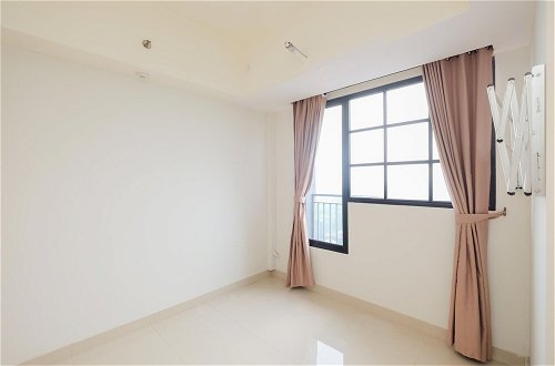 Photo 7 - Minimalist 1Br With Extra Room At Evenciio Margonda Apartment