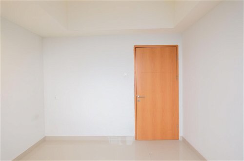 Photo 3 - Minimalist 1Br With Extra Room At Evenciio Margonda Apartment