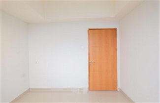 Photo 3 - Minimalist 1Br With Extra Room At Evenciio Margonda Apartment