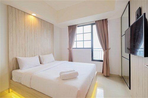Photo 5 - Minimalist 1Br With Extra Room At Evenciio Margonda Apartment