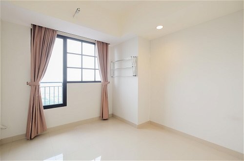 Photo 8 - Minimalist 1Br With Extra Room At Evenciio Margonda Apartment