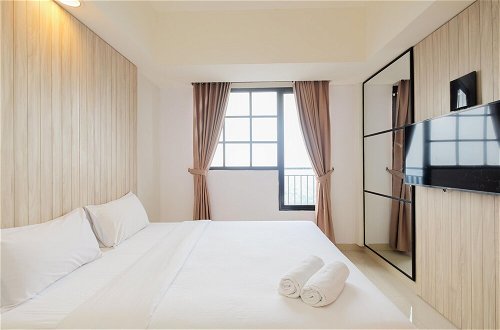 Photo 6 - Minimalist 1Br With Extra Room At Evenciio Margonda Apartment