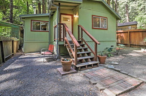 Foto 18 - Quiet Cottage w/ Redwood Forest Views & Deck