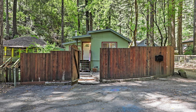 Foto 1 - Quiet Cottage w/ Redwood Forest Views & Deck