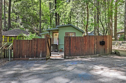 Foto 1 - Quiet Cottage w/ Redwood Forest Views & Deck