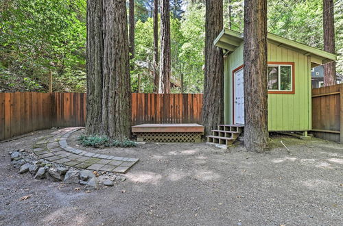 Foto 21 - Quiet Cottage w/ Redwood Forest Views & Deck