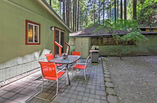 Foto 9 - Quiet Cottage w/ Redwood Forest Views & Deck