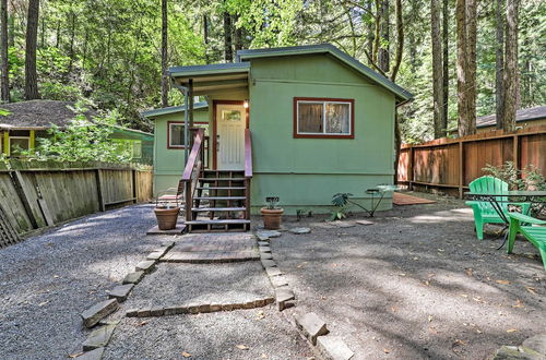 Foto 6 - Quiet Cottage w/ Redwood Forest Views & Deck