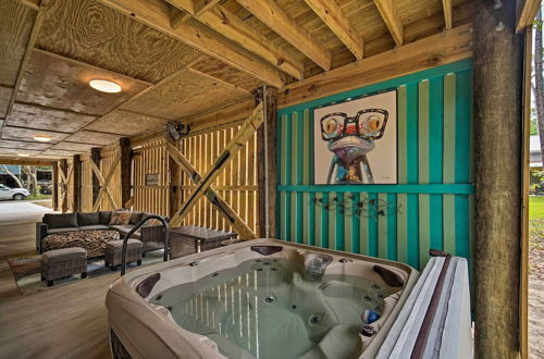 Foto 29 - Quiet Fisherman's House w/ Hot Tub + Tropical Bar