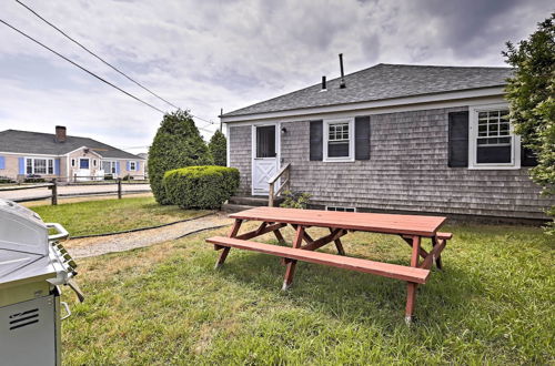 Foto 13 - Contemporary Cottage - Walk to Craigville Beach