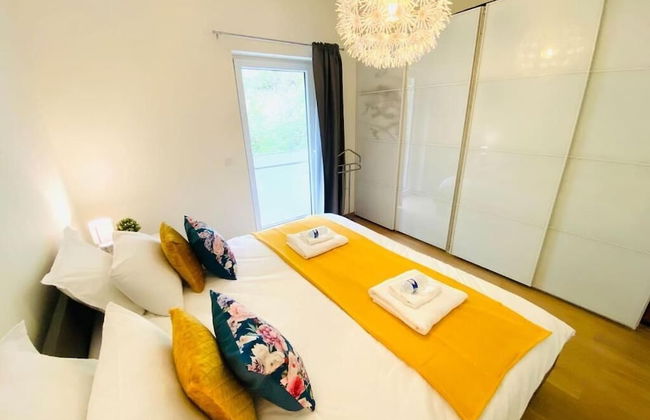 3 bedrooms in Center w Terrace&Parking - Photo 10