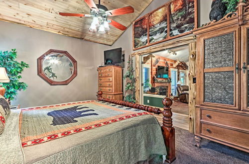 Foto 4 - Eclectic Cabin w/ Hot Tub: 1 Mi to Ober Gatlinburg