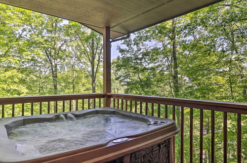 Foto 21 - Eclectic Cabin w/ Hot Tub: 1 Mi to Ober Gatlinburg