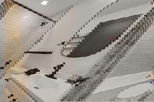 Foto 19 - Elegant and Stylish Glenmoor Abode - 5 min to Town