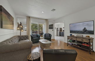 Photo 1 - Elegant and Stylish Glenmoor Abode - 5 min to Town