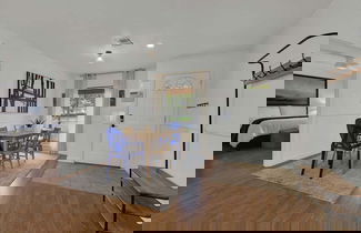 Foto 2 - Elegant and Stylish Glenmoor Abode - 5 min to Town