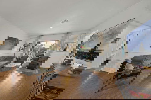 Foto 17 - Elegant and Stylish Glenmoor Abode - 5 min to Town