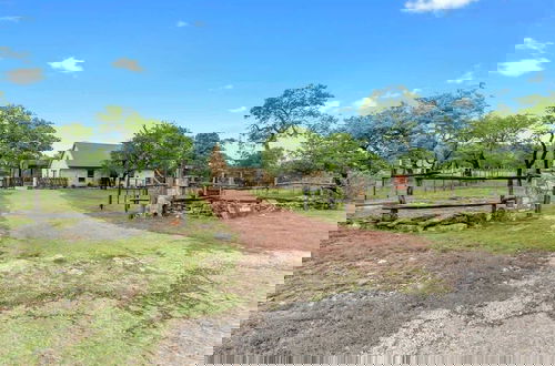 Foto 38 - Luxury Home With Fire Pit & Hill Country Views