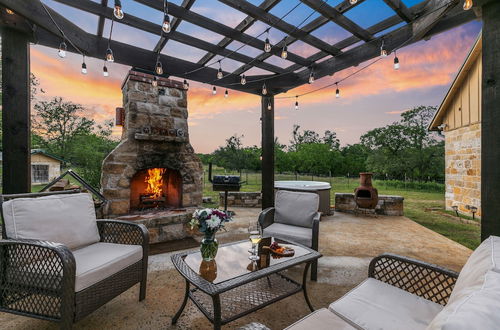 Foto 38 - Luxury Home With Fire Pit & Hill Country Views