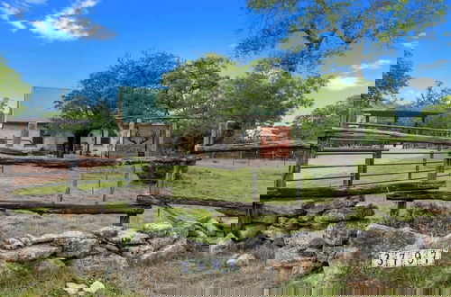 Foto 39 - Luxury Home With Fire Pit & Hill Country Views