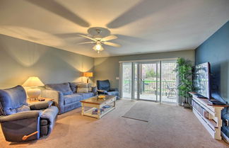 Foto 1 - Spacious Lakefront Condo w/ Community Pools