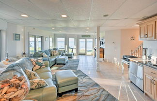 Foto 3 - Luxurious Oceanfront Flanders Bay Home w/ Kayaks