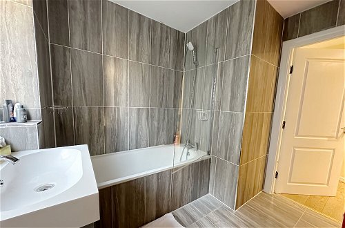 Photo 24 - Luxury Apartment 4 bed Room in Canary Wharf