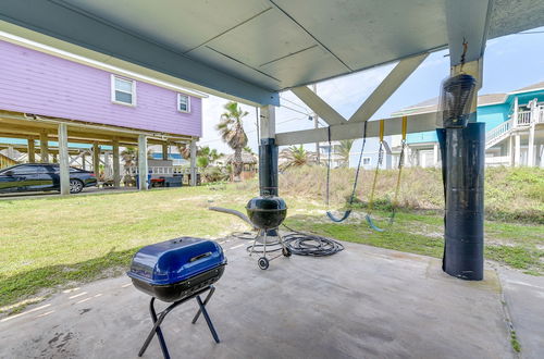 Foto 9 - Surfside Beach Home w/ Deck: 300 Feet to the Gulf