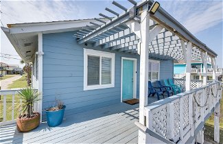 Foto 1 - Surfside Beach Home w/ Deck: 300 Feet to the Gulf