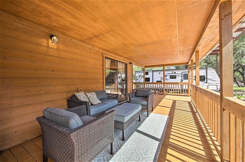 Foto 29 - Couples Cabin w/ Luxury Deck, 1 Mi to Canyon Lake