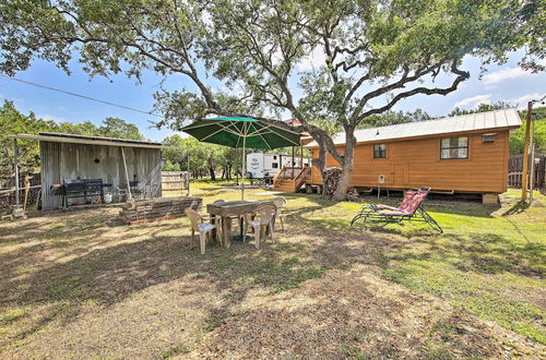 Foto 23 - Couples Cabin w/ Luxury Deck, 1 Mi to Canyon Lake