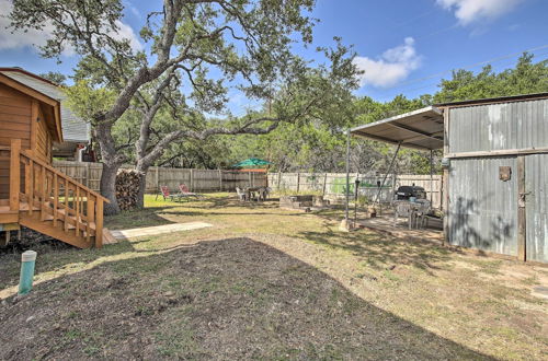 Foto 16 - Couples Cabin w/ Luxury Deck, 1 Mi to Canyon Lake