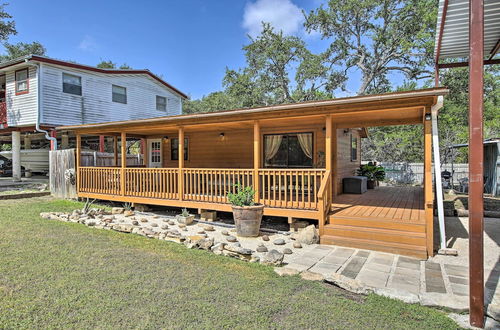 Foto 9 - Couples Cabin w/ Luxury Deck, 1 Mi to Canyon Lake