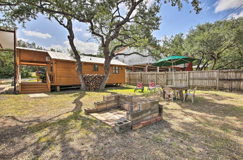 Foto 4 - Couples Cabin w/ Luxury Deck, 1 Mi to Canyon Lake