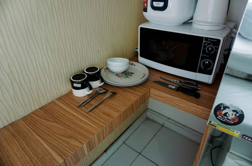 Foto 6 - Cozy Stay Studio No Kitchen Apartment At Aeropolis Residence