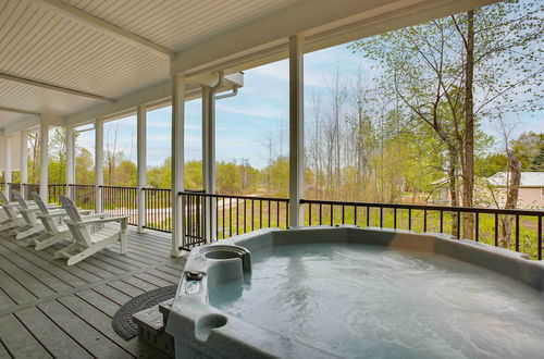 Foto 40 - Stunning Home w/ Hot Tub & Lake Views