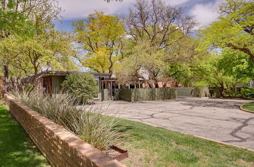 Foto 33 - Mid-century Modern Home w/ Fire Pit & Gas Grill