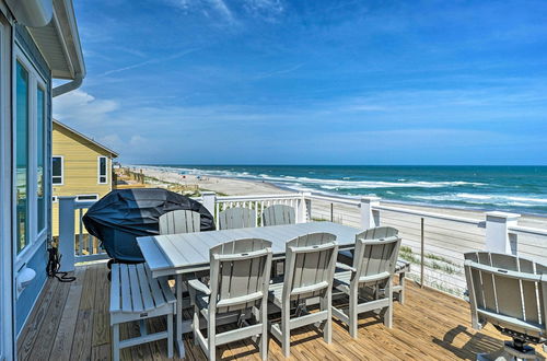 Foto 14 - Beachfront Oasis: ~ 2 Large Decks, BBQ & Views