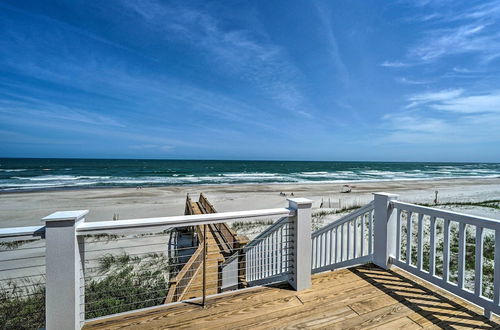 Foto 16 - Beachfront Oasis: ~ 2 Large Decks, BBQ & Views