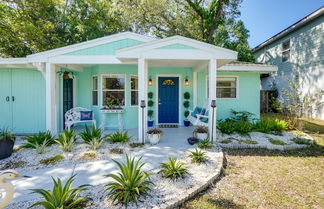 Foto 1 - Dreamy Palm Harbor Cottage, Steps to Crystal Beach