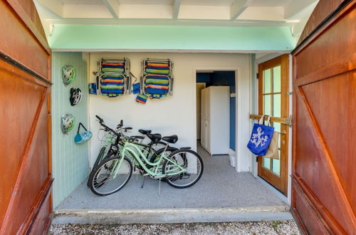 Photo 12 - Dreamy Palm Harbor Cottage, Steps to Crystal Beach