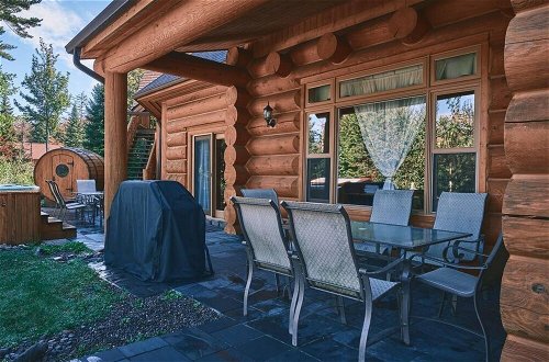 Photo 4 - Executive Plus 89 - Luxurious log Home With Private hot tub Pool Sauna and Close to Activities