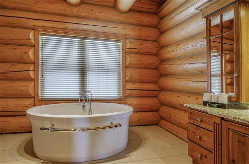 Foto 11 - Executive Plus 89 - Luxurious log Home With Private hot tub Pool Sauna and Close to Activities