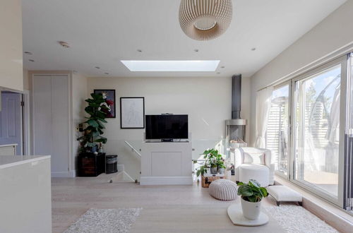 Photo 11 - Airy & Modern 1BD Flat in Maida Vale