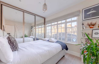 Photo 2 - Airy & Modern 1BD Flat in Maida Vale