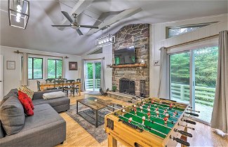 Foto 1 - Tobyhanna Home: Private Deck, Hot Tub & Game Room